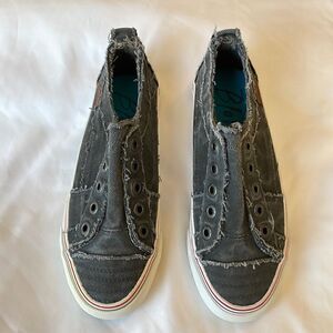 BLOWFISH MALIBU GREY DISTRESSED NO SHOELACE SNEAKERS.   NEW.